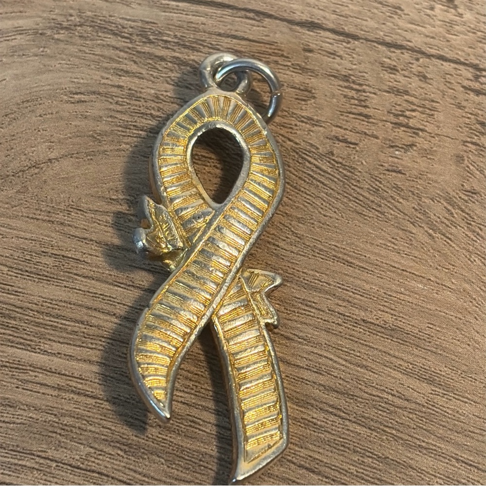 Avon Pink Ribbon With Rose Pendant - Picture 2 of 3